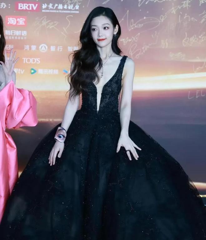 转200块钱被骂曾黎送袜子疑讽刺抠脚凯发K8登录微博之夜交换礼物：黄觉(图4)