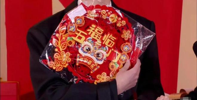 转200块钱被骂曾黎送袜子疑讽刺抠脚凯发K8登录微博之夜交换礼物：黄觉(图12)