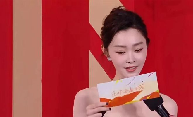 转200块钱被骂曾黎送袜子疑讽刺抠脚凯发K8登录微博之夜交换礼物：黄觉(图15)