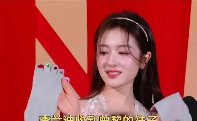 转200块钱被骂曾黎送袜子疑讽刺抠脚凯发K8登录微博之夜交换礼物：黄觉(图17)