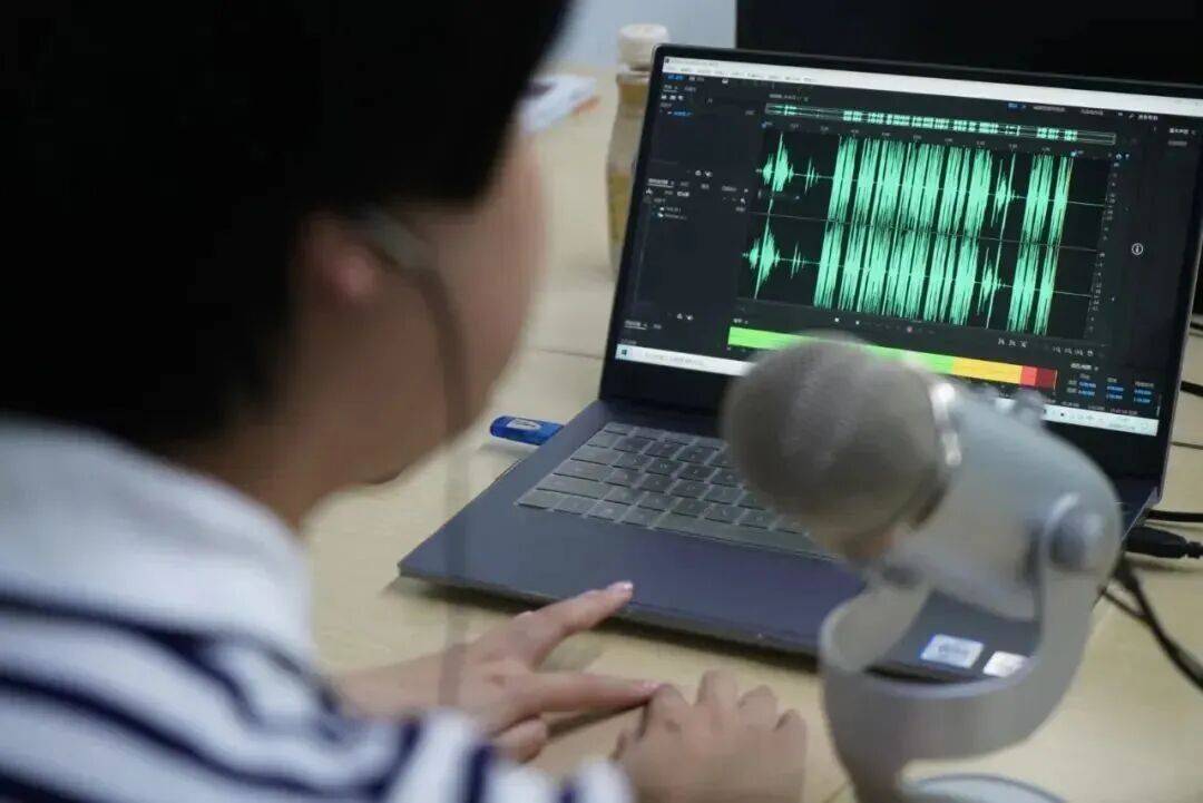 华漕：黑暗中用“声”追光——寅青文化凯发国际K8春申聚焦·星企汇·走进(图2)